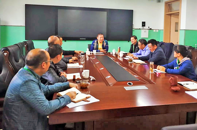 張?zhí)炫喽麻L組織召開學(xué)校工作會議