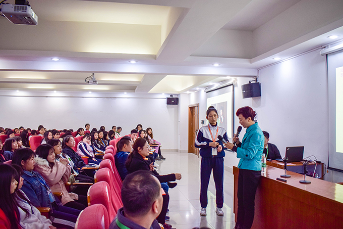 徐靚老師解答學(xué)生們的提問(wèn)